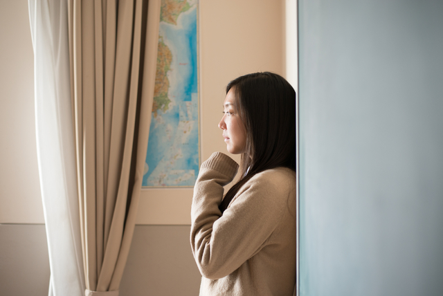 PMS（生理前症候群）で気分が沈んでいる女性