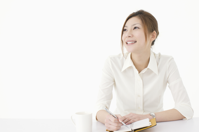 生理とダイエットの関係について学ぶ女性