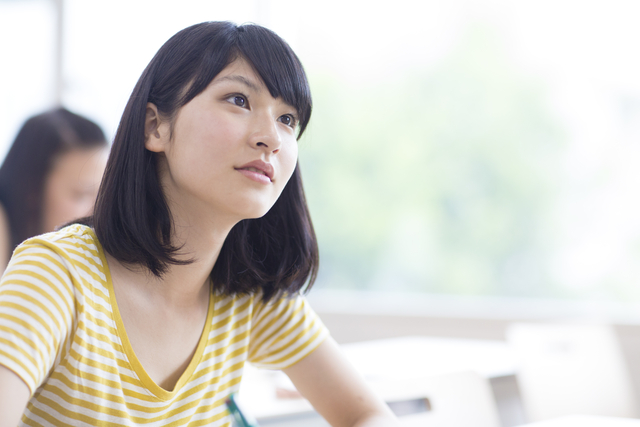 生理とダイエットの関係について学ぶ女性