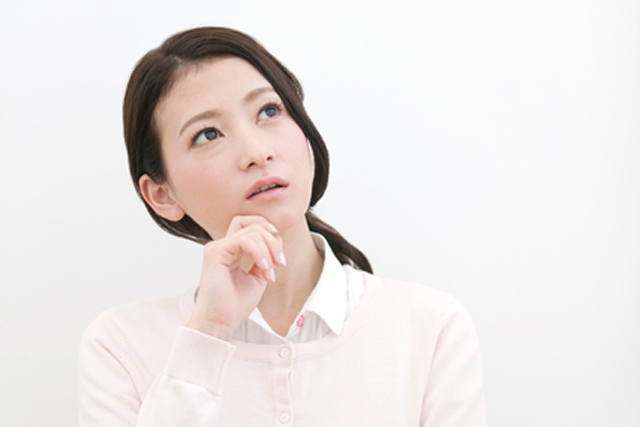 生理がこない理由とメカニズムについて学ぶ女性