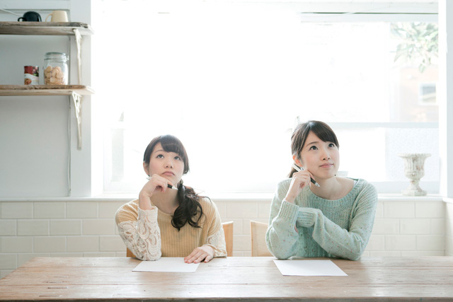 自分の生理に異常がないか不安に感じている女性